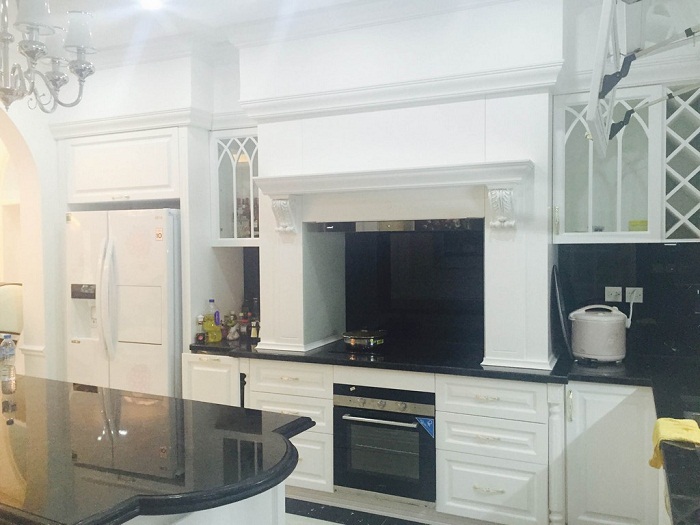 Phòng bếp cũng được thiết kế theo phong cách tân cổ điển với màu trắng sáng tinh khôi