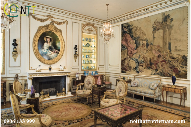 Nội thất phòng khách kiểu Pháp được trang trí bằng những bức tranh nghệ thuật